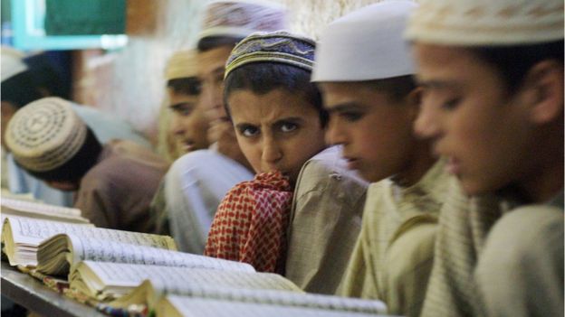 Pakistan'da bir medresede eğitim gören çocuklar