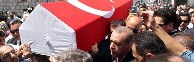 Turkin presidentti Recep Tayyip Erdogan ja surijoita kuljettaa arkkuun yhden uhrien joka kuoli vallankaappauksessa aikana hautajaisiin Fatih moskeija Istanbul (17/07/2016)