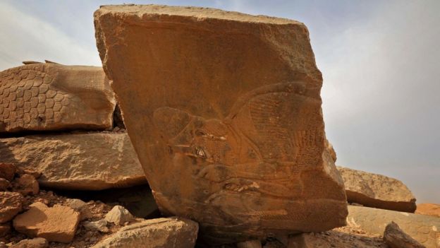 Monumento de Nimrud parcialmente destruído