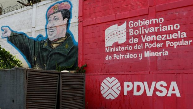 Mural de PDVSA con imagen de Chávez.