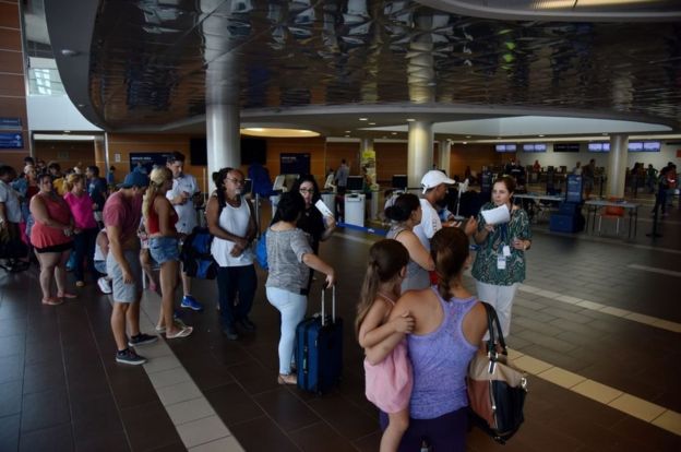 Miles han estado durmiendo en el aeropuerto esperando salir de San Juan