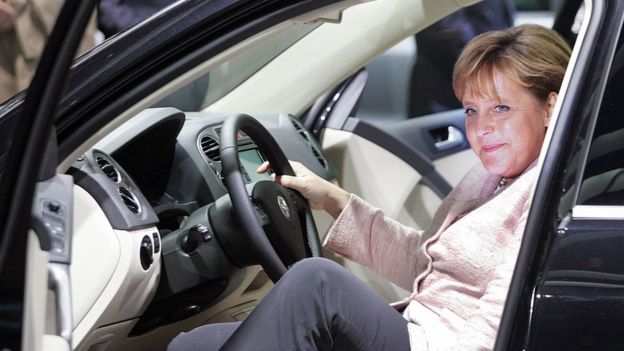 La canciller, al volante de un Volkswagen en una visita al Salón del Automóvil de Frankfurt.