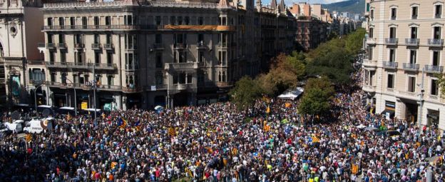 People demonstrate outside the Catalan Vice-President and Economy office as police officers holds a searching operation inside on September 20, 2017 in Barcelona