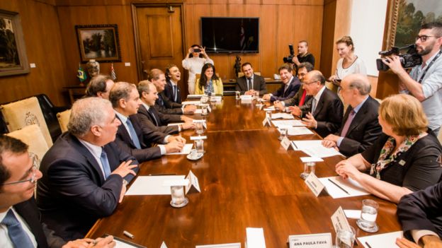 Geraldo Alckmin comanda uma reunião no Palácio dos Bandeirantes, cercado de aliados do PSDB
