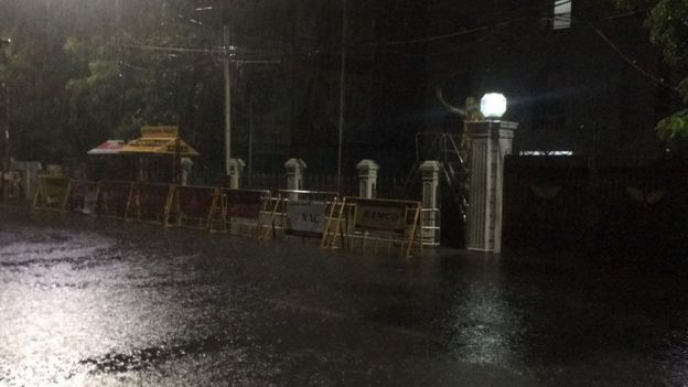 மின் இணைப்பு இல்லை; சாலை எங்கும் வெள்ளம்: நள்ளிரவில் தவித்த சென்னைவாசிகள்