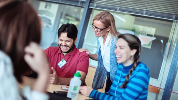 Profesores brasileños del programa Profesores para el Futuro con una educadora finlandesa