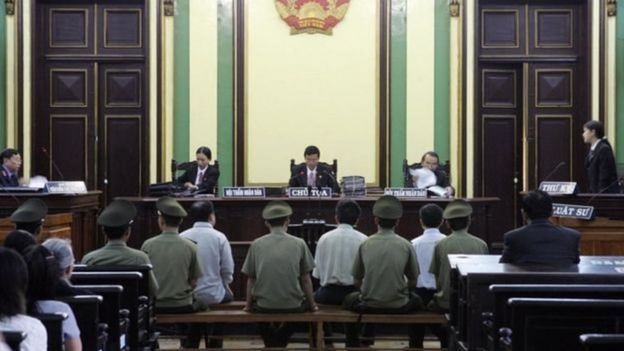 Nếu muốn giàng buộc nghĩa vụ cho Luật sư, phải tìm về Luật Luật sư, Bộ quy tắc đạo đức và ứng xử nghề Luật sư.