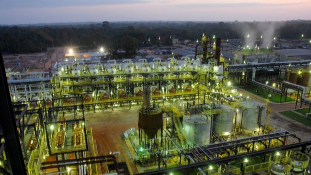 Mineradora em meio à floresta