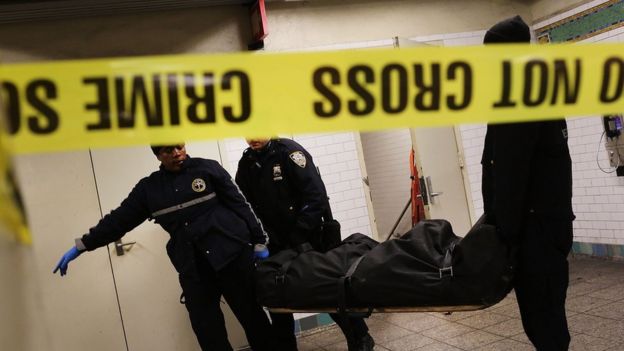 Retirada del cuerpo de un suicida del metro de Nueva York.