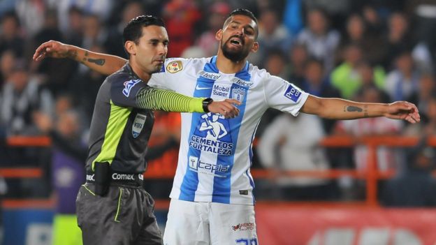 Un árbitro mexicano sanciona una falta