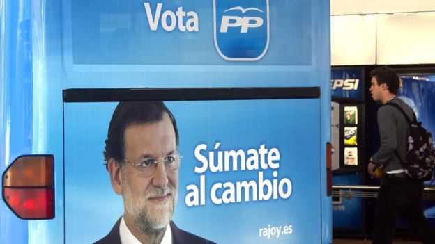 Un autobús con publicidad electoral del Partido Popular