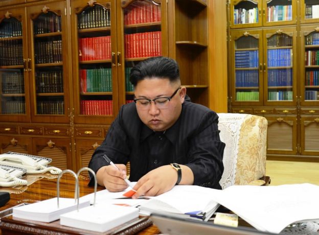 El líder de Corea del Norte, Kim Jong-un, en su despacho.