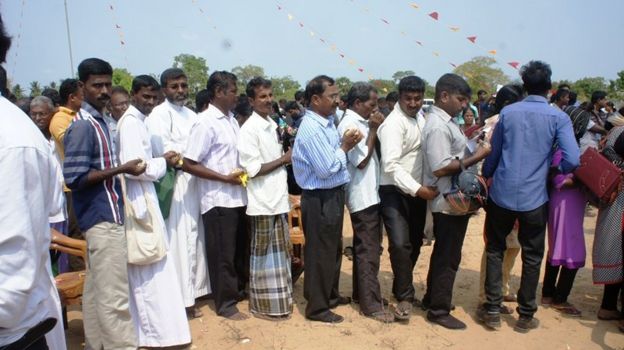 முள்ளிவாய்க்கால் இறுதிப் போரின் எட்டாம் ஆண்டு நிறைவையொட்டி உயிரிழந்தவர்களுக்கு அஞ்சலி செலுத்தும் வகையில் முல்லைத்தீவு நகர வர்த்தக நிலையங்கள் மூடப்பட்டுள்ளன.