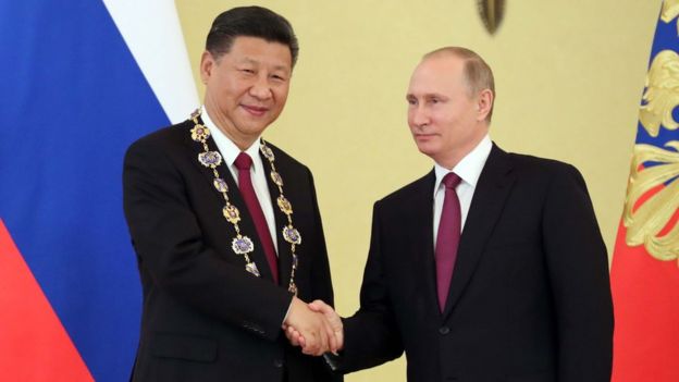 7月4日,习近平同俄罗斯普京会谈后,普京向习近平授予俄罗斯国家最高勋章
