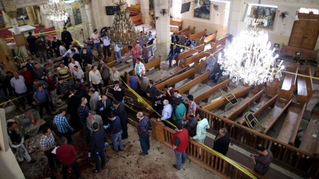 Le personnel de sécurité enquêtent sur la scène d'une explosion à la bombe à l'intérieur Mar Girgis église à Tanta