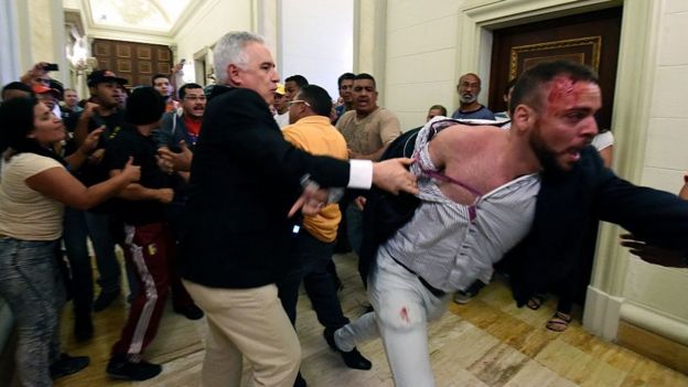 Un diputado opositor es agredido por simpatizantes del oficialismo en el Palacio Legislativo en octubre de 2016.