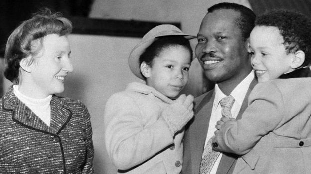 Ruth Williams y Seretse Khama y sus dos de sus hijos.