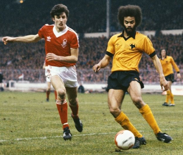 George Berry jugando para Wolverhampton contra Nottingham Forest en 1980