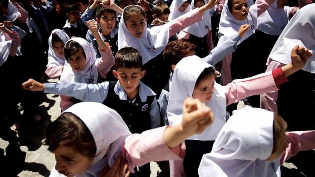 Niños iraníes en edad escolar.