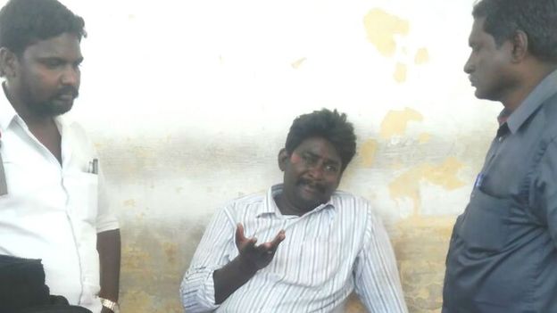 மனைவியை இழந்த ராஜா (மத்தியில்)