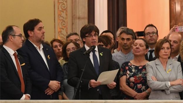 Carles Puigdemont discursa após aprovação da independência