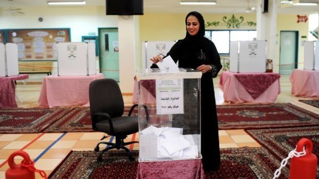 سيدة سعودية تصوت في الانتخابات
