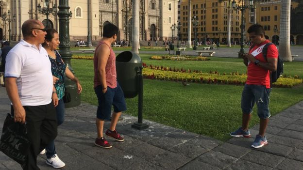 Personas caminan en el centro de Lima, Perú.