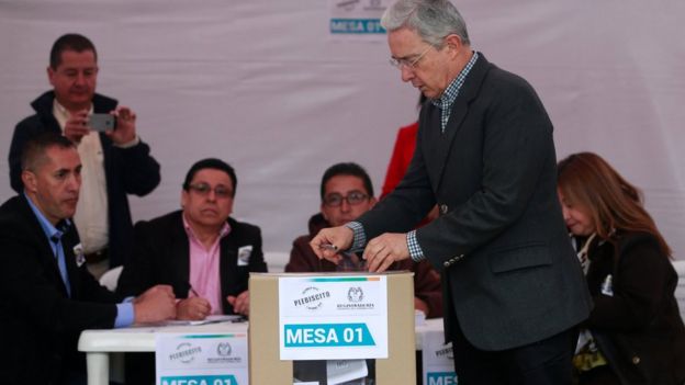 Uribe deposita su voto durante el plebiscito por la paz.