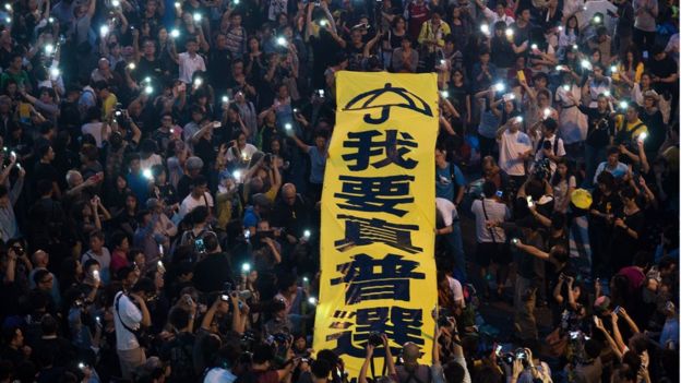 香港在2014年占中。