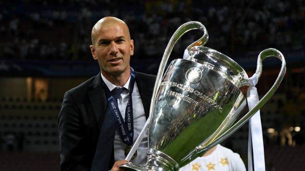 Zidane Şampiyonlar Ligi kupasını kaldırırken