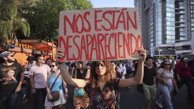 Manifestante com cartaz em Guadalajara