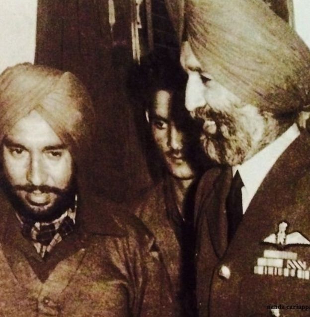 போர்க்கைதியாக இருந்து விடுவிக்கப்பட்ட பிறகு, இந்திய விமானப்படை தளபதி அர்ஜுன் சிங்குடன் ப்ர்ஜ்பால் சிகந்த்