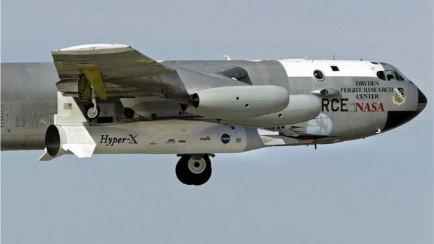 El avión experimental hipersónico no tripulado es transportado por un avión B-52.