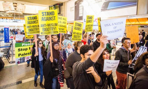 La orden de Trump fue recibida con protestas.