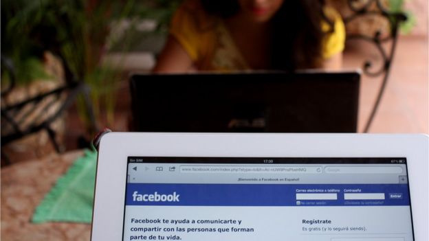 Computadora donde se ve Facebook en español.