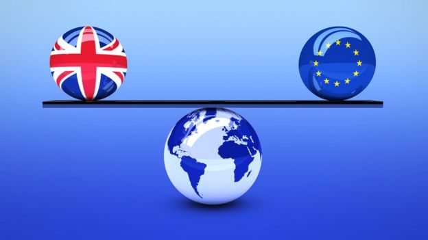 Качели с шарами ЕС и Британии