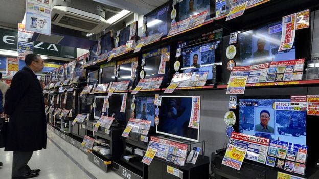 Hombre en tienda de televisores