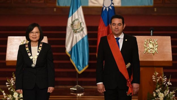 Tsai Ing-wen. siendo condecorada en Guatemala.