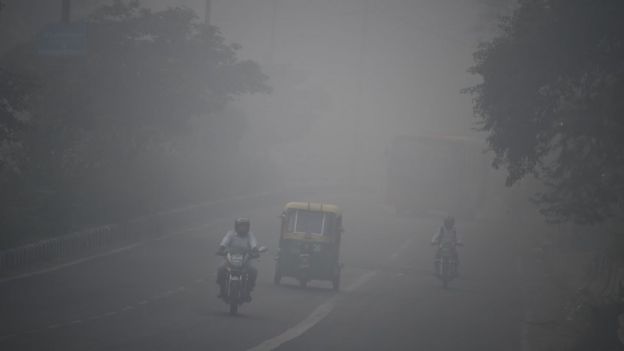 দিল্লির বাসিন্দারা বলছেন এবারের দূষণ অসহনীয় পর্যায়ে চলে গেছে