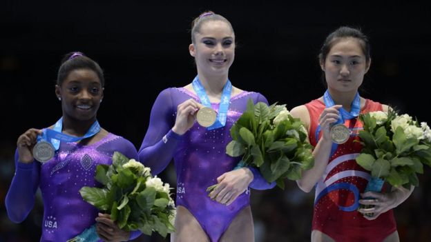 Simone Biles, McKayla Maroney, de Estados Unidos, y Un Jong Hong, de Corea del Norte, en el campeonato mundial de 2013 en Bélgica.