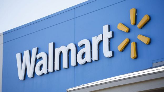 Fachada de un supermercado con la marca Walmart