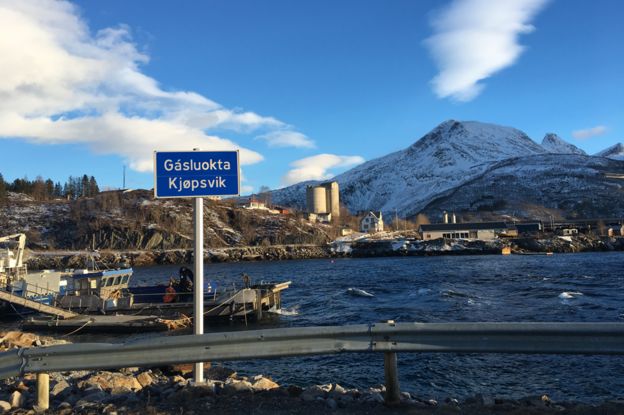 Un cartel que indica Kjopsvik (con el nombre Sami, Gasluokta)