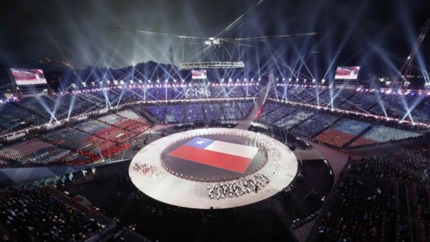 Bandera chilena desplegada en la ceremonia de las Olimpiadas de Invierno 2018.