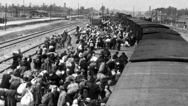 Judíos rumbo a un campo de concentración