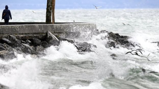 Великі хвилі на Женевському озері