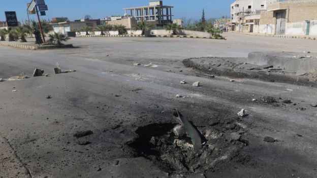 Cratera em estrada após ataque em Khan Sheikhoun, no dia 4 de abril de 2017