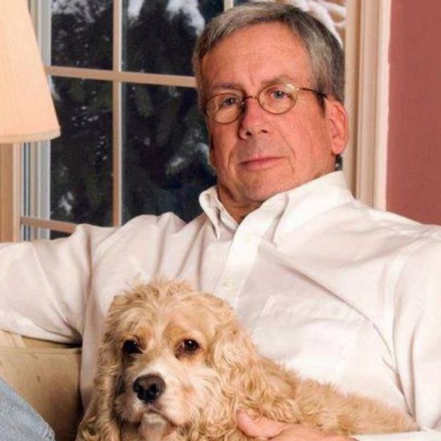 القاضي مع كلبه لاكي