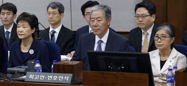 Park Geun-hye (left) and Choi Soon-sil (right) in court in Seoul (23 May 2017)