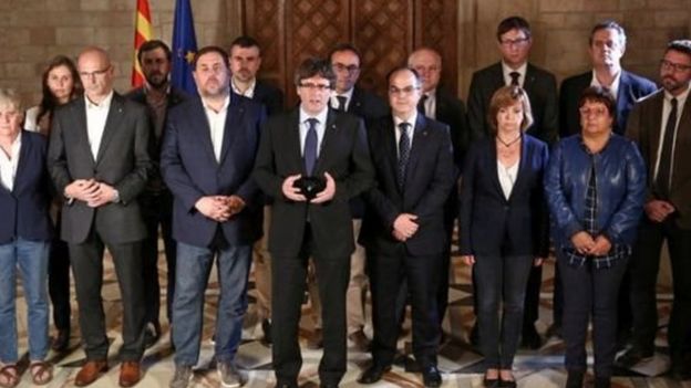حكومة كتالونيا يتزعمها كارليس بيغديمونت في الوسط