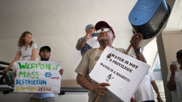 Protestas contra los recortes de agua en Ciudad del Cabo.